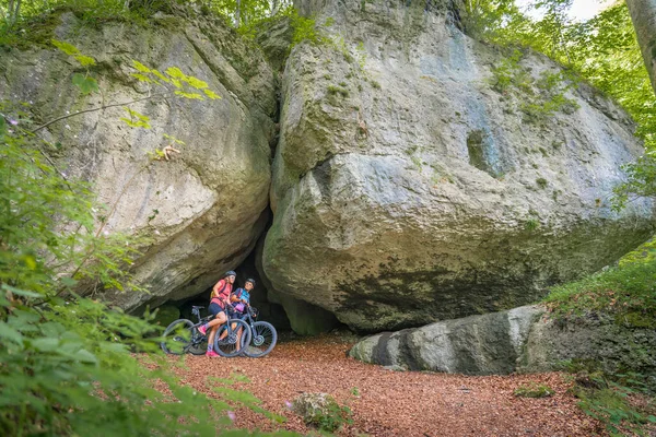 Babcia Wnuczka Rowerach Górskich Skalistym Krajobrazie Frankonii Szwajcaria Bawarii Niemcy — Zdjęcie stockowe