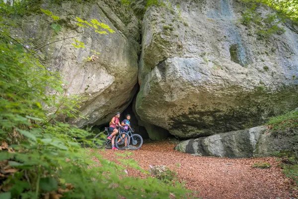 Avó Neta Andando Bicicleta Montanha Paisagem Rochosa Suíça Franca Baviera — Fotografia de Stock