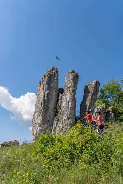 Nonna Nipote Sella Alle Loro Mountain Bike Nel Paesaggio Roccioso — Foto Stock