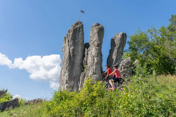 Nonna Nipote Sella Alle Loro Mountain Bike Nel Paesaggio Roccioso — Foto Stock