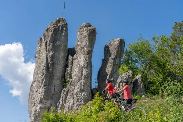 Babcia Wnuczka Rowerach Górskich Skalistym Krajobrazie Frankonii Szwajcaria Bawarii Niemcy — Zdjęcie stockowe