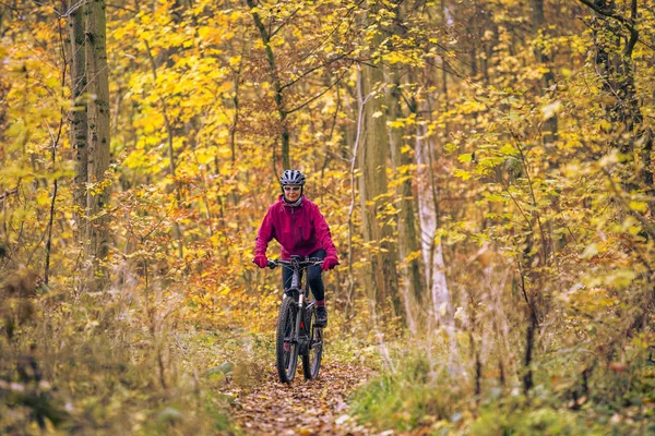Nice Senior Woman Riding Her Mountainbike Autumnal Forest Trails Stuttgart — Fotografia de Stock