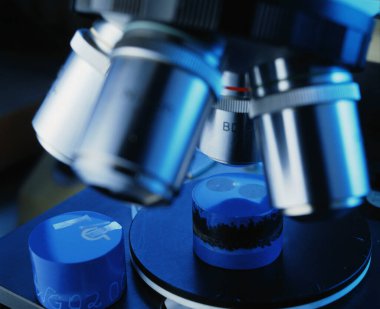 materyal araştırmalarında yüksek çözünürlüklü mikroskop  