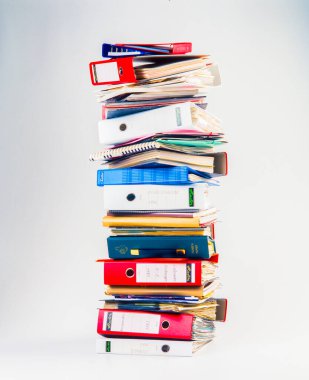 Beyaz üzerine izole edilmiş belge dizinleri yığını