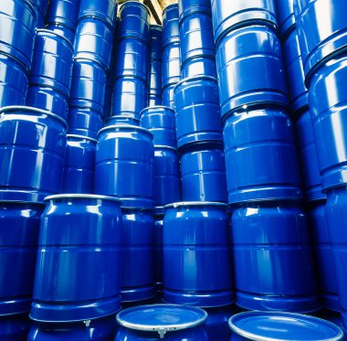 Benzin ve dizel varillerle farklı renklerde yakıt depolama