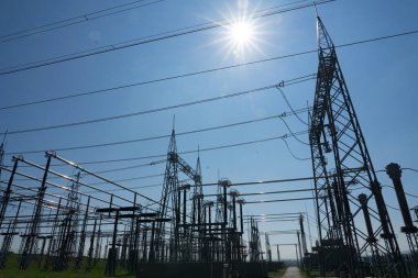 Elektrik hatları olan yüksek voltaj pilonu