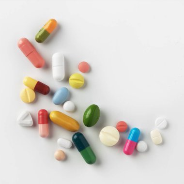 Beyaz arkaplan üzerinde çeşitli haplar ve metin için boşluk