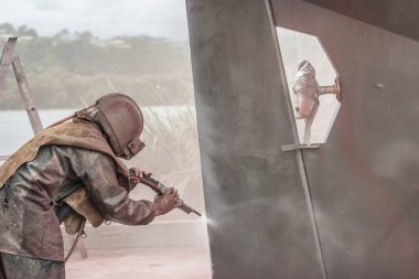  Bir teknede çalışan bir cüce ve bir yelkenlinin çürümüş gövdesini patlatıyor.