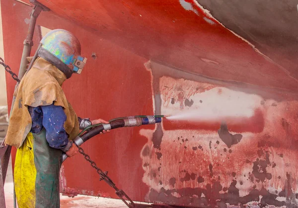 Worker Boat Warf Andblasting Corroded Hull Sailing Vessel — Stock Photo, Image