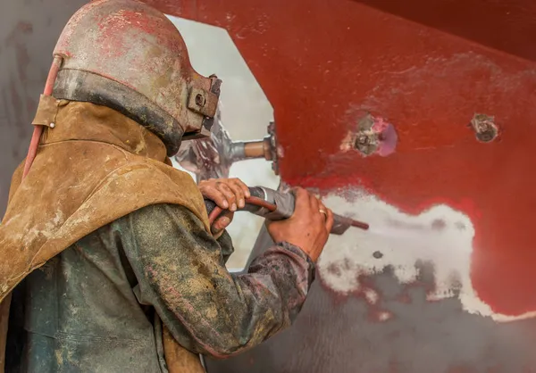 Worker Boat Warf Andblasting Corroded Hull Sailing Vessel — Stock Photo, Image