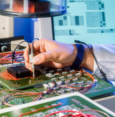 Stuttgart 'tan Münih' e giden yeni tren yolu için inşaat alanının altında elektrikli dağ bisikletli bir kadın. Fils Valley, Bden-Wrttemberg, Almanya 'da birleşik tünel ve köprü inşaatı 