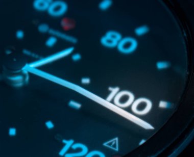 Takometre hızı yaklaşık 100 km / saat arttı.