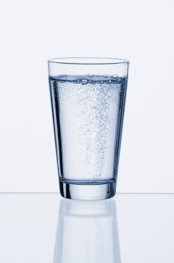Saf, doğal, tatlı su, tuzlu bardağa dökülüyor.