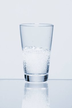 Saf, doğal, tatlı su, tuzlu bardağa dökülüyor.