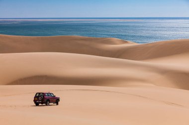 Namib Çölü 'ndeki kum tepecikleri Atlantik Okyanusu kıyısında, Güney Afrika, Namibya