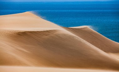 Namib Çölü 'ndeki kum tepecikleri Atlantik Okyanusu kıyısında, Güney Afrika, Namibya