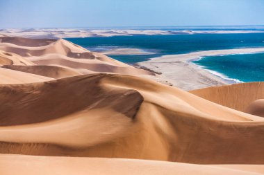 Namib Çölü 'ndeki kum tepecikleri Atlantik Okyanusu kıyısında, Güney Afrika, Namibya