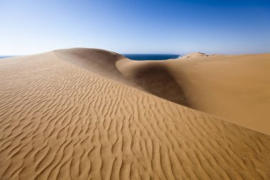 Namib Çölü 'ndeki kum tepecikleri Atlantik Okyanusu kıyısında, Güney Afrika, Namibya