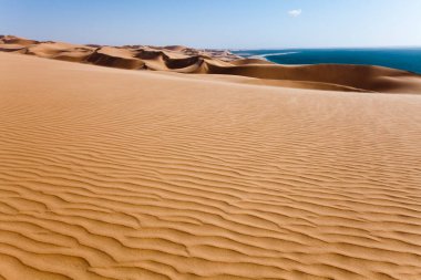 Namib Çölü 'ndeki kum tepecikleri Atlantik Okyanusu kıyısında, Güney Afrika, Namibya