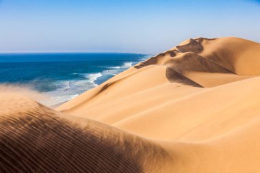 Namib Çölü 'ndeki kum tepecikleri Atlantik Okyanusu kıyısında, Güney Afrika, Namibya