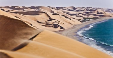 Namib Çölü 'ndeki kum tepecikleri Atlantik Okyanusu kıyısında, Güney Afrika, Namibya