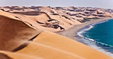 Namib Çölü 'ndeki kum tepecikleri Atlantik Okyanusu kıyısında, Güney Afrika, Namibya