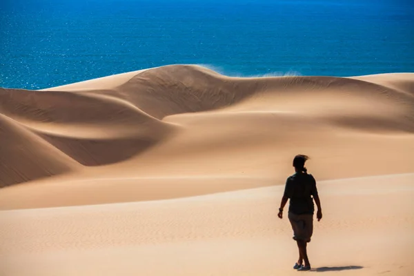 Vrouw Verkennen Van Zandduinen Van Namib Woestijn Langs Atlantische Oceaan — Stockfoto