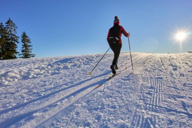      Sulzberg, Vorarlberg, Avusturya yakınlarındaki Bregenz Orman Dağları 'nda kayak yapan aktif kadın.                           