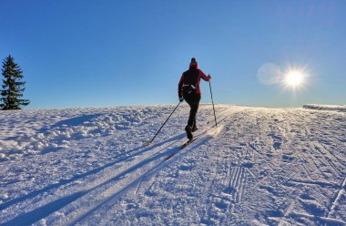      Sulzberg, Vorarlberg, Avusturya yakınlarındaki Bregenz Orman Dağları 'nda kayak yapan aktif kadın.                           