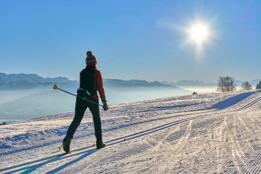      Sulzberg, Vorarlberg, Avusturya yakınlarındaki Bregenz Orman Dağları 'nda kayak yapan aktif kadın.                           