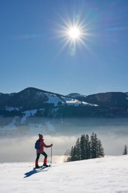   Almanya, Bavyera, Immenstadt 'ın yukarısındaki Allgau Alplerinde kar ayakkabısı giyen hoş ve aktif bir son sınıf öğrencisi.                             
