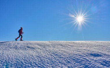   Almanya, Bavyera, Immenstadt 'ın yukarısındaki Allgau Alplerinde kar ayakkabısı giyen hoş ve aktif bir son sınıf öğrencisi.                              