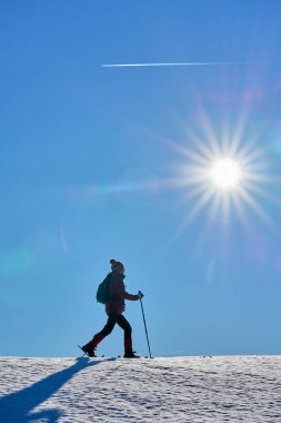   Almanya, Bavyera, Immenstadt 'ın yukarısındaki Allgau Alplerinde kar ayakkabısı giyen hoş ve aktif bir son sınıf öğrencisi.                              