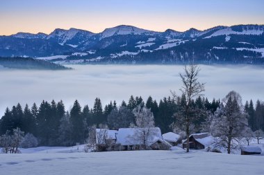     Allgaeu Alplerindeki karlı Nagelfluh dağ zincirinin panoramik görüntüsü Gündoğumu, manzara, Oberstaufen, Bavyera, Almanya                           