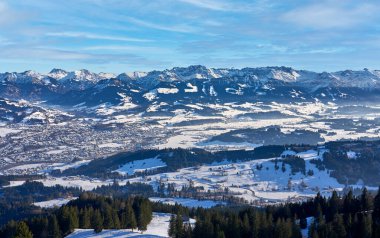 Allgaeu Alpleri 'ndeki panoramik kış manzarası Iller Vadisi' nin yukarısında sonthofen ve Oberstdorf ile birlikte.