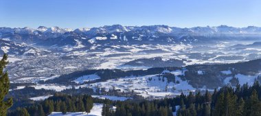Allgaeu Alpleri 'ndeki panoramik kış manzarası Iller Vadisi' nin yukarısında sonthofen ve Oberstdorf ile birlikte.