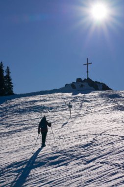  Almanya, Bavyera, Immenstadt 'ın yukarısındaki Allgau Alplerinde kar ayakkabısı giyen hoş ve aktif bir son sınıf öğrencisi.                               