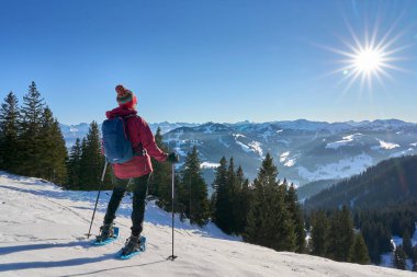          Almanya, Bavyera, Immenstadt 'ın yukarısındaki Allgau Alplerinde kar ayakkabısı giyen hoş ve aktif bir son sınıf öğrencisi.                      
