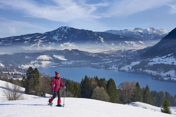 Nice Active Senior Woman Snowshoeing Allgau Alps Immenstadt Baviera Alemanha — Fotografia de Stock