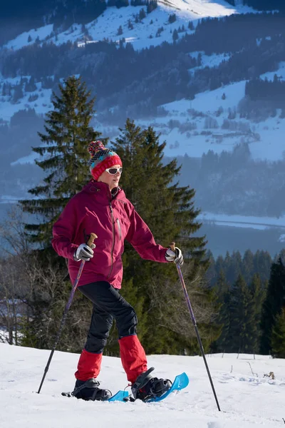 Agradable Activa Mujer Mayor Raquetas Nieve Los Alpes Allgau Por — Foto de Stock