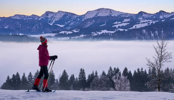 Paisaje Invernal Con Mujer Observando Amanecer Sobre Cadena Montañosa Nagelfluh —  Fotos de Stock