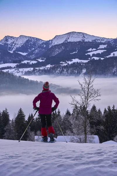 Paisaje Invernal Con Mujer Observando Amanecer Sobre Cadena Montañosa Nagelfluh —  Fotos de Stock