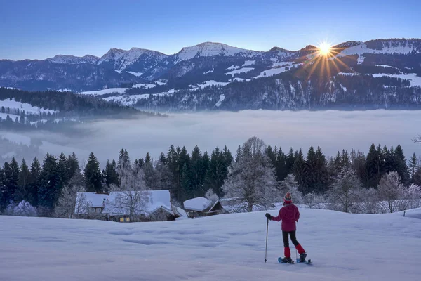 Paisagem Inverno Com Mulher Assistindo Nascer Sol Sobre Cadeia Montanhosa — Fotografia de Stock