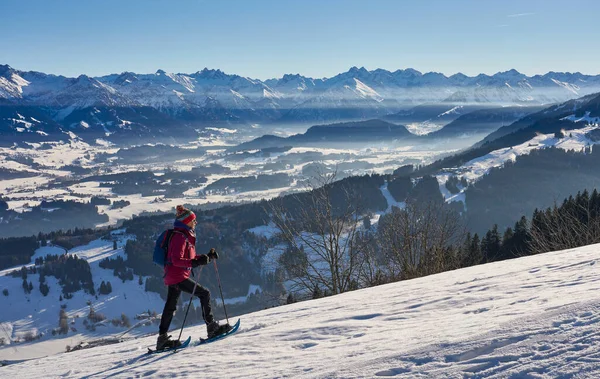 Mooie Actieve Senior Vrouw Sneeuwschoenwandelen Allgau Alpen Boven Immenstadt Bavaria — Stockfoto