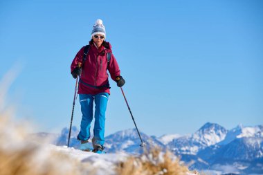     Bregenz Wald dağlarının, Hochgrat 'ın, Steibis' in, Bavyera Alpleri 'nin, Almanya' nın üzerindeki sis denizinin üzerinde Nagelfluh zincirinde kar ayakkabısı giyen son sınıf güzeli bir kadın.                           