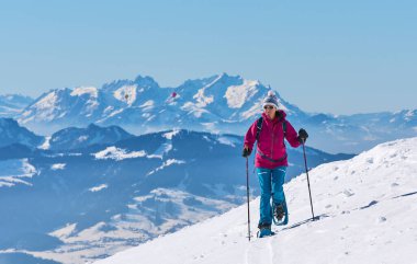 Üst kattaki Nagelfluh zincirinde kar ayakkabısı giyen hoş bir kadın Bregenz Wald dağlarının üzerinden İsviçre 'deki Saentis Dağı' na, Bavyera Alpleri 'ne, Almanya' ya harika bir manzarası var.                       