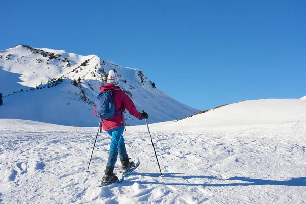 Ωραία Ηλικιωμένη Γυναίκα Snowshoeing Βουνά Γύρω Από Kleinwalsertal Vorarlberg Αυστρία — Φωτογραφία Αρχείου