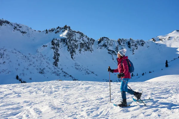 Ωραία Ηλικιωμένη Γυναίκα Snowshoeing Βουνά Γύρω Από Kleinwalsertal Vorarlberg Αυστρία — Φωτογραφία Αρχείου