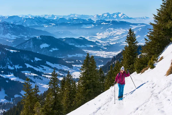 Mooie Senior Vrouw Sneeuwschoenwandelen Nagelfluh Keten Boven Met Een Geweldig — Stockfoto