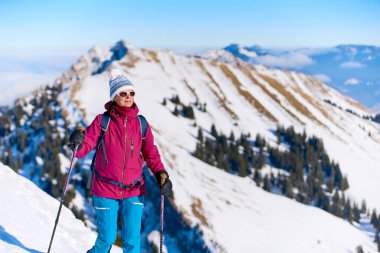     Bregenz Wald dağlarının, Hochgrat 'ın, Steibis' in, Bavyera Alpleri 'nin, Almanya' nın üzerindeki sis denizinin üzerinde Nagelfluh zincirinde kar ayakkabısı giyen son sınıf güzeli bir kadın.                           